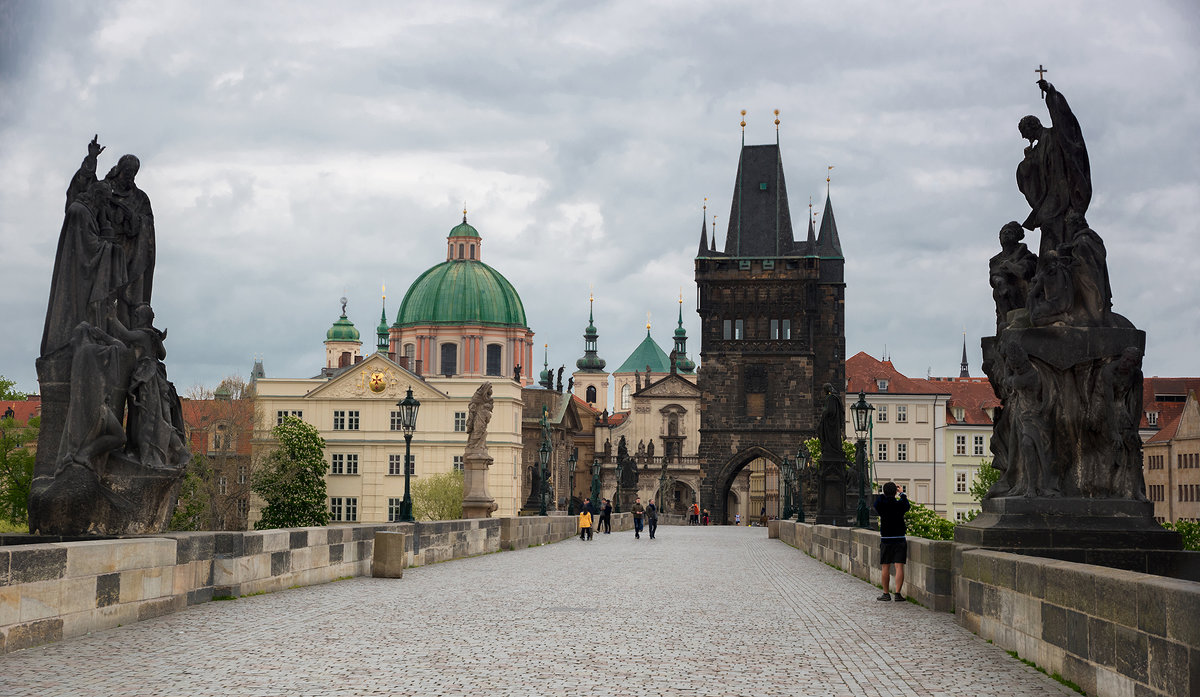 Прага, Карлов мост облачным утром - Денис Глебов