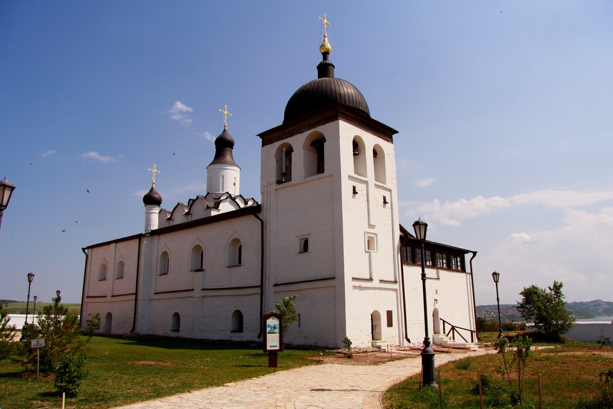Сергиевская церковь (построена псковскими мастерами из известняка в 1570-1604 гг. на месте деревянно - Наталья Серегина