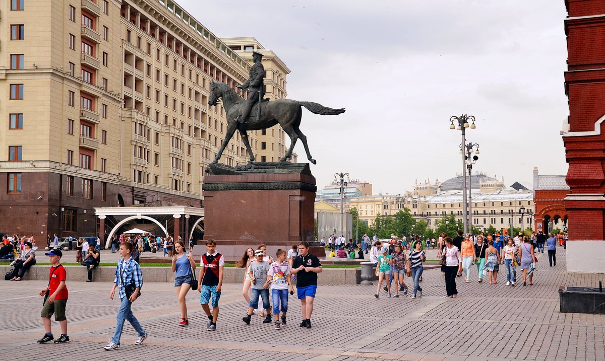 На площади Революции - Владимир Болдырев