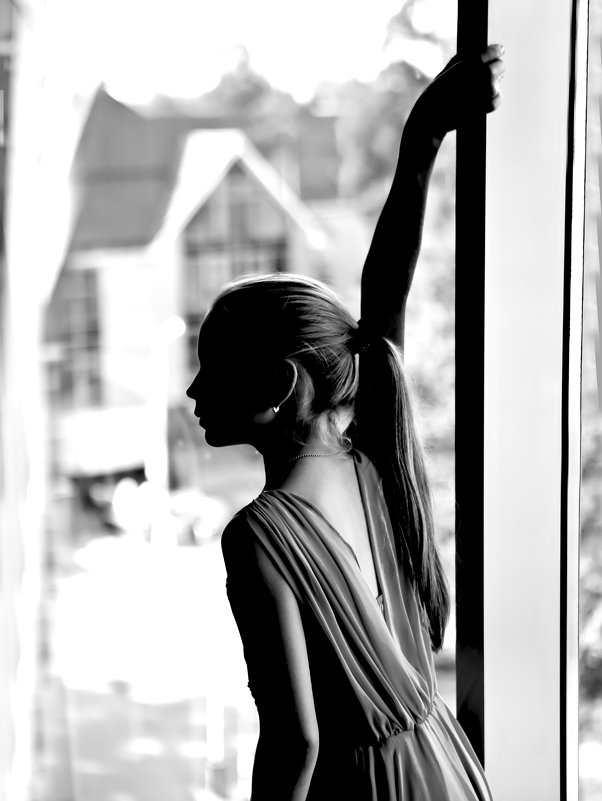 Девочка у окна - Сергей Потапов