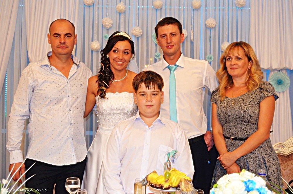 Родина на весіллі - Степан Карачко