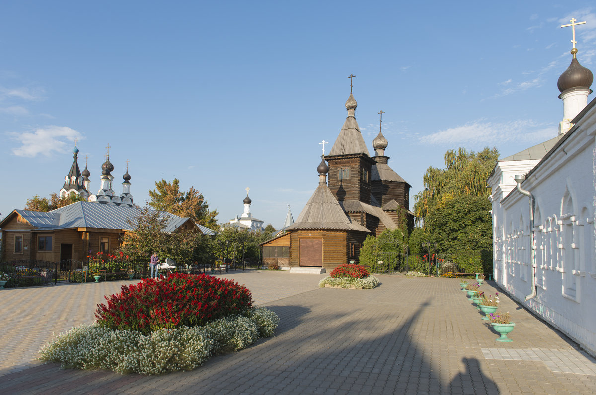 Внутри Троицкого монастыря - Николай 