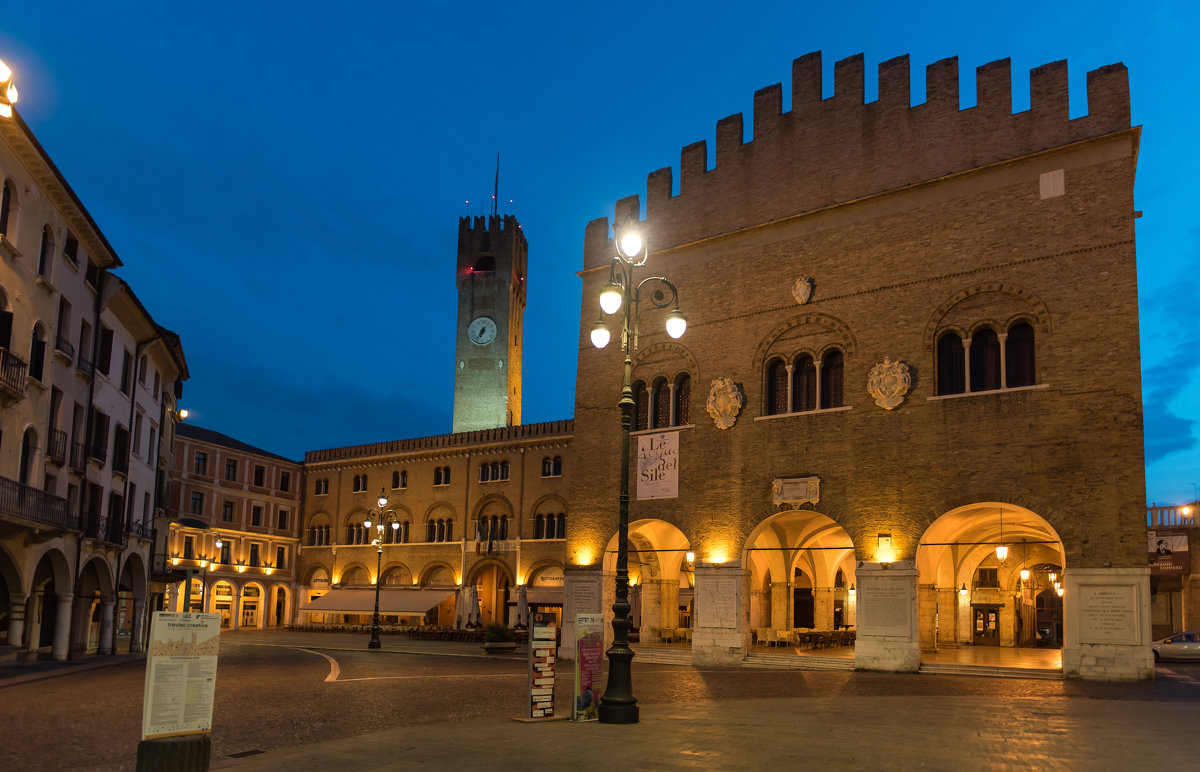 Il cuore della città piazza dei Signori con il palazzo dei Trecento. - Олег 