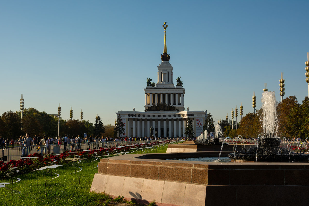 Вид на центральный павильон в ВДНХ - Kasatkin Vladislav