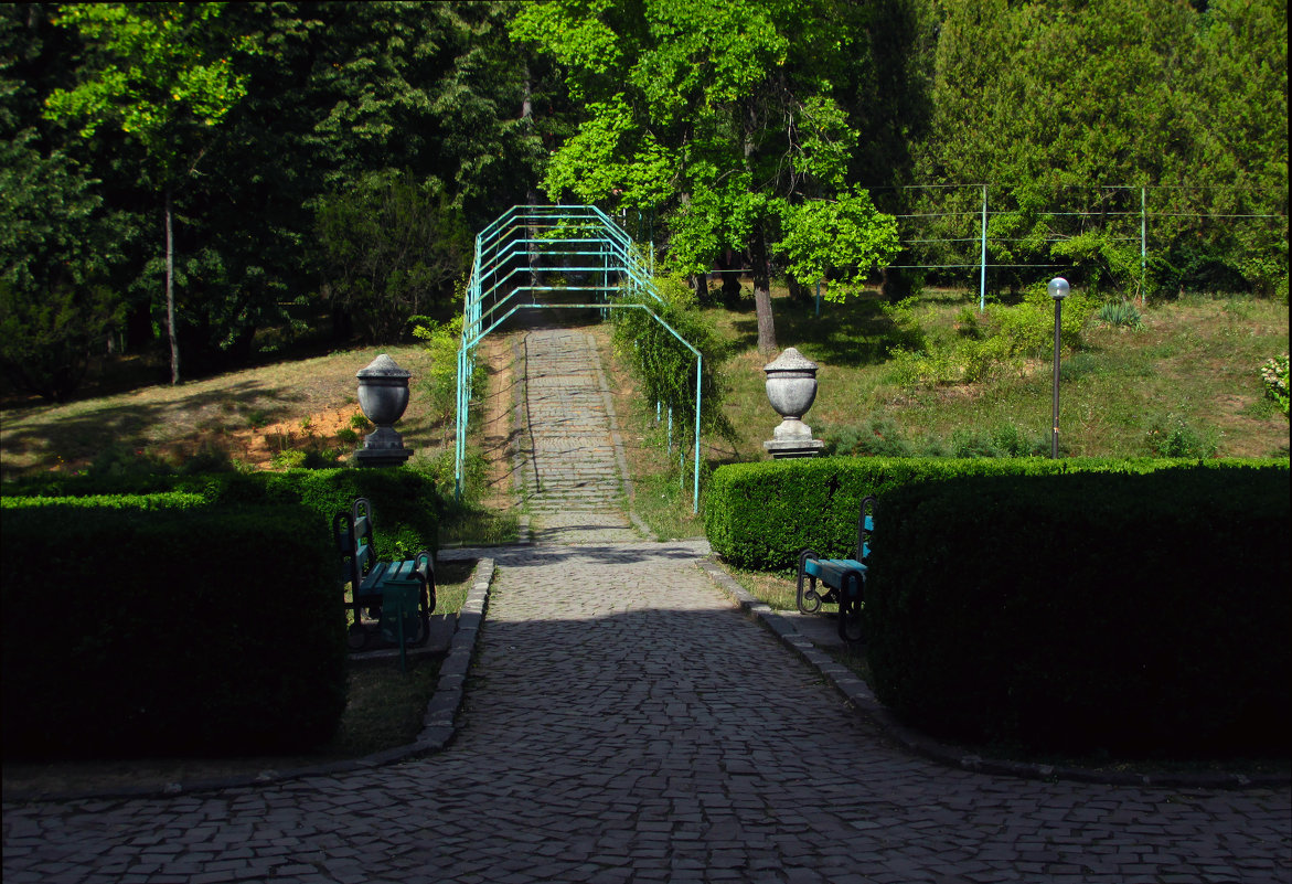 Замок окружает парк с каменными дорожками и скамейками - НаталиЯ ***