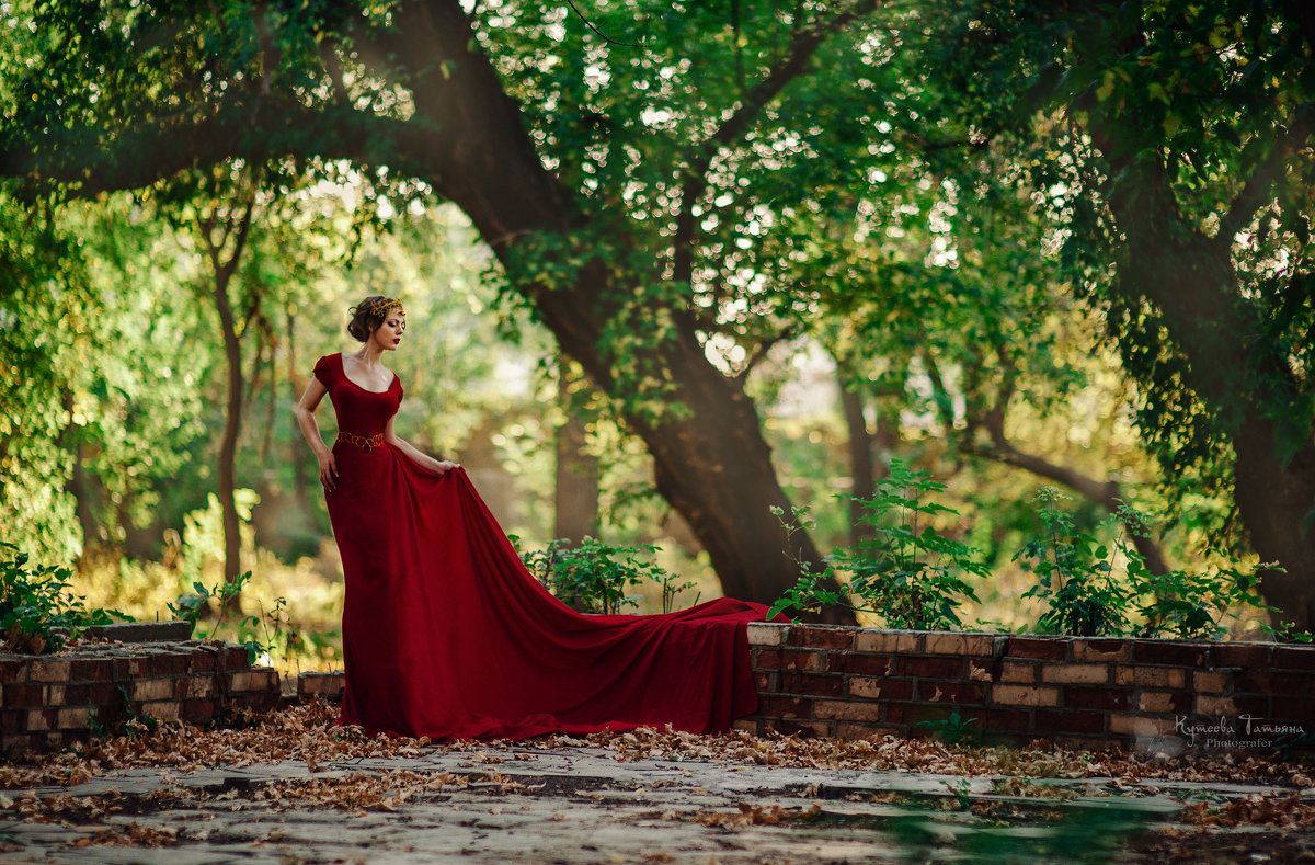 В красном платье - Татьяна Кутеева