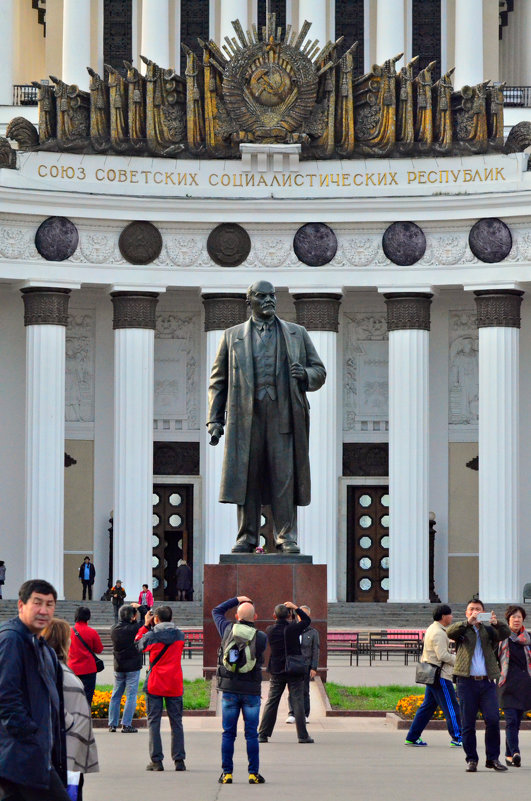 Иностранные туристы у памятника Ленину - Элина Odinova