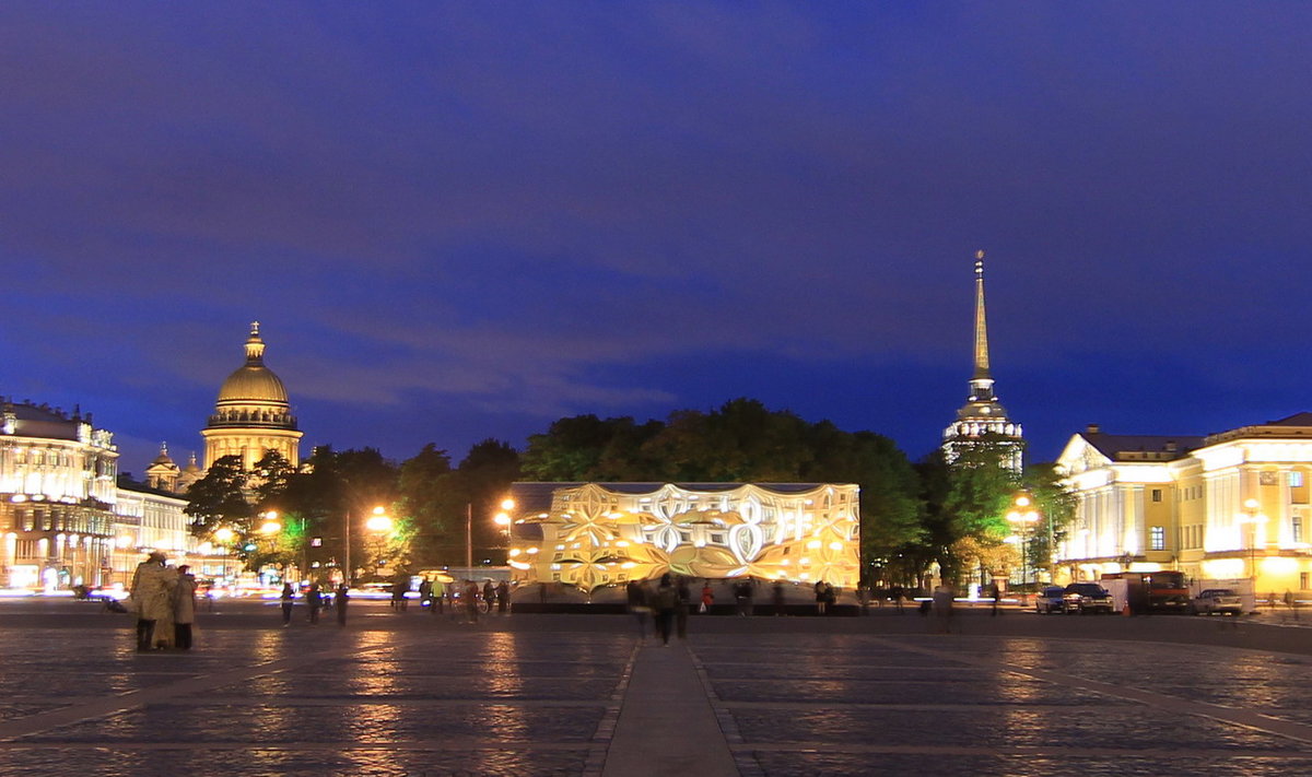Зеркальный куб на Дворцовой площади - Вера Моисеева