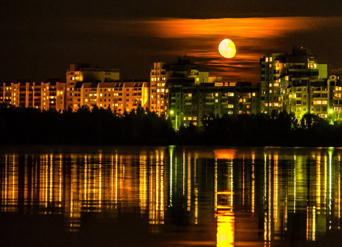 Moon over the lake - Dmitry Ozersky