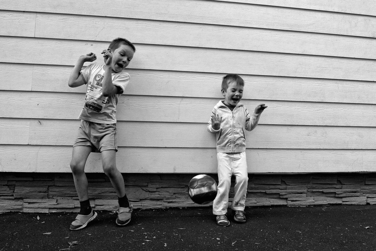 дворовые мальчишки играют в вышибалу - Sofia Rakitskaia