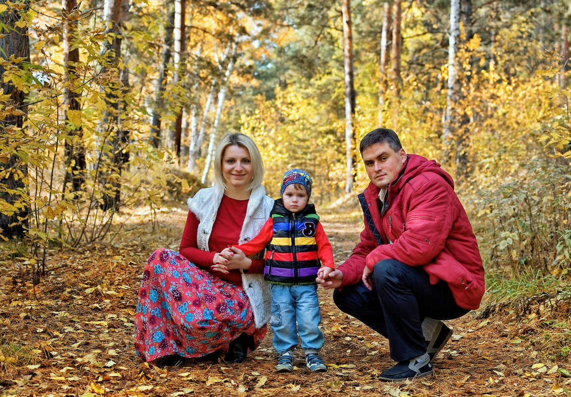 Просто семейное фото в осеннем лесу - Дмитрий Конев