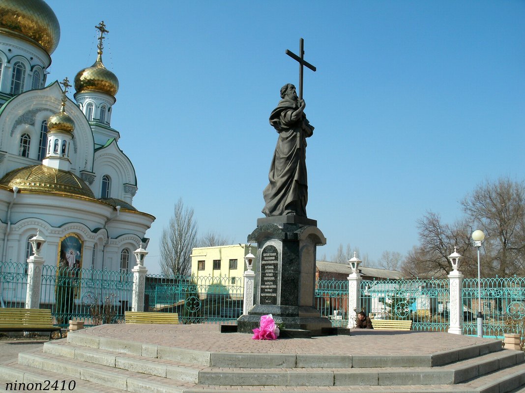 Батайск. Памятник апостолу Андрею Первозванному у Свято-Троицкого храма - Нина Бутко