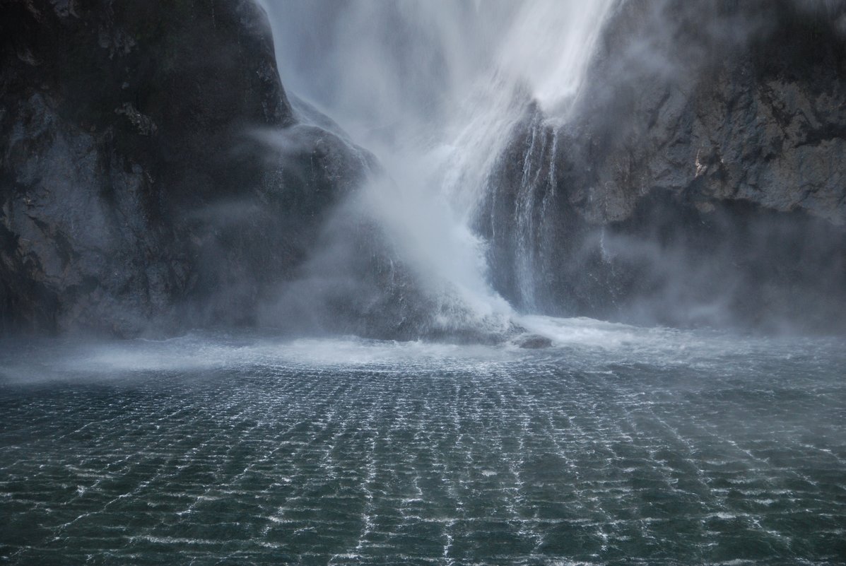 Водопад на Milford Sound - Tatiana Belyatskaya