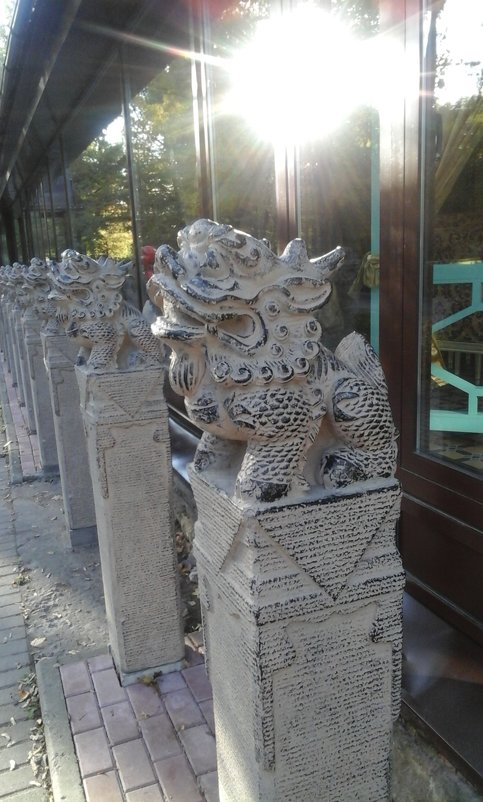 Скульптура китайских драконов в Александровском саду в Петербурге. - Светлана Калмыкова