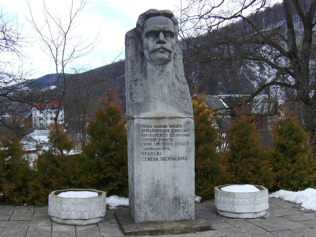 Памятник  Семёну  Рудневу  в  Яремче - Андрей  Васильевич Коляскин
