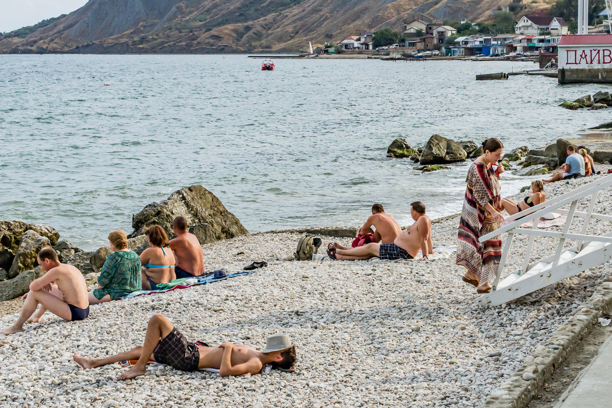 Крым, Коктебель, сентябрь 2015 года. Пляж. Загорающие - Николай Ефремов