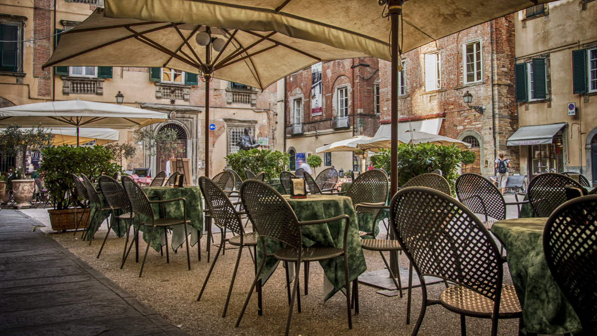 Пуччини сидит и пучит глазки на кафе Paris Boheme в Лукке - Valery 