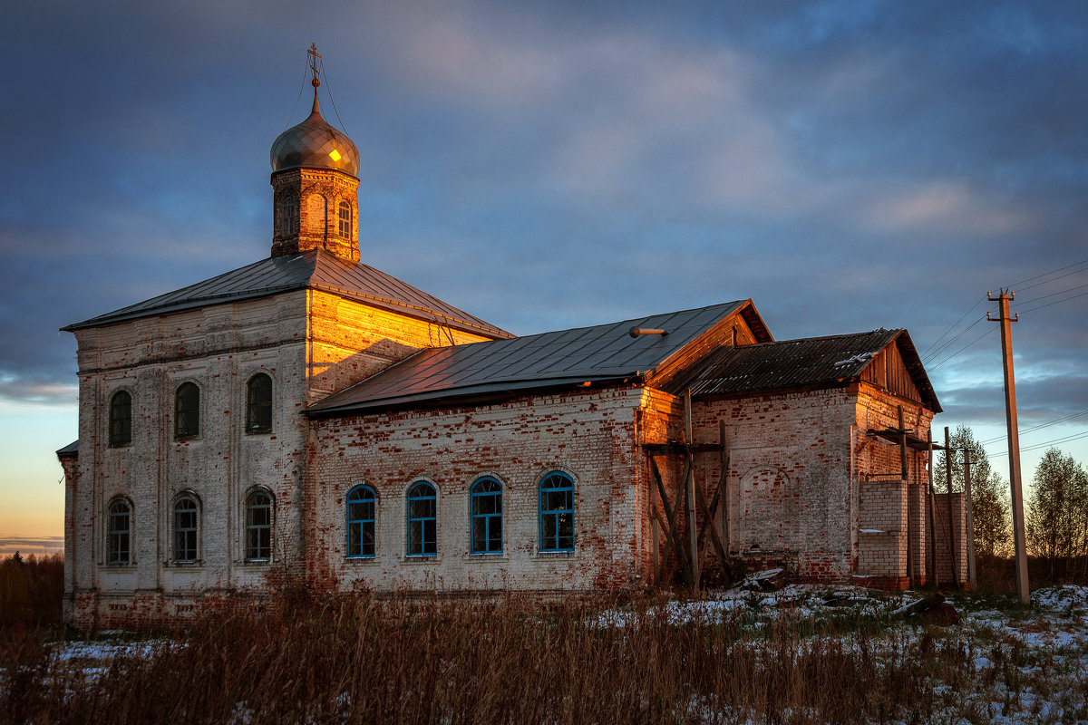 Деревенская церковь на закате - Сергей Тараторин