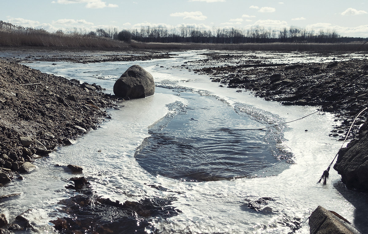 Под лежачий камень вода течет - Александр Русинов