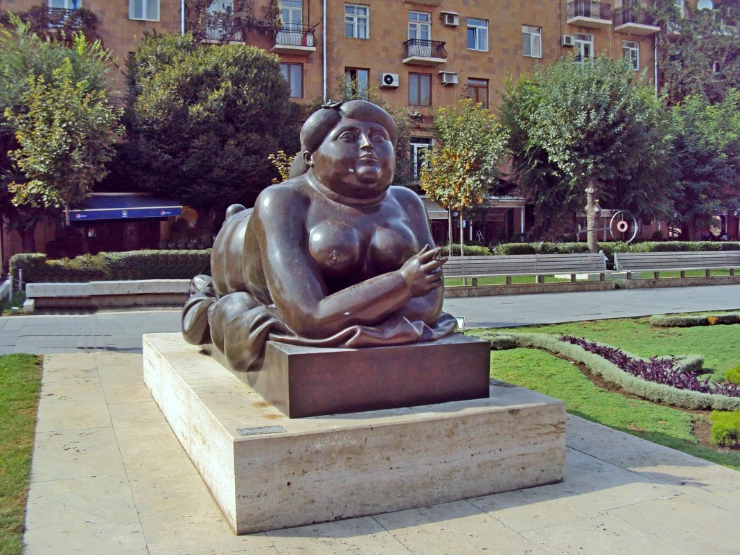 Ереван. Скульптура курящей женщины - Tata Wolf