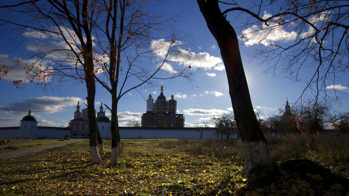 Свенский монастырь на фоне осени - Евгений Дубовцев