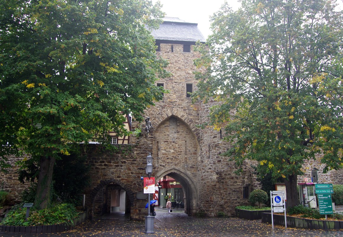 Ворота в средневековый город, окруженный крепостной стеной - Валерий Новиков