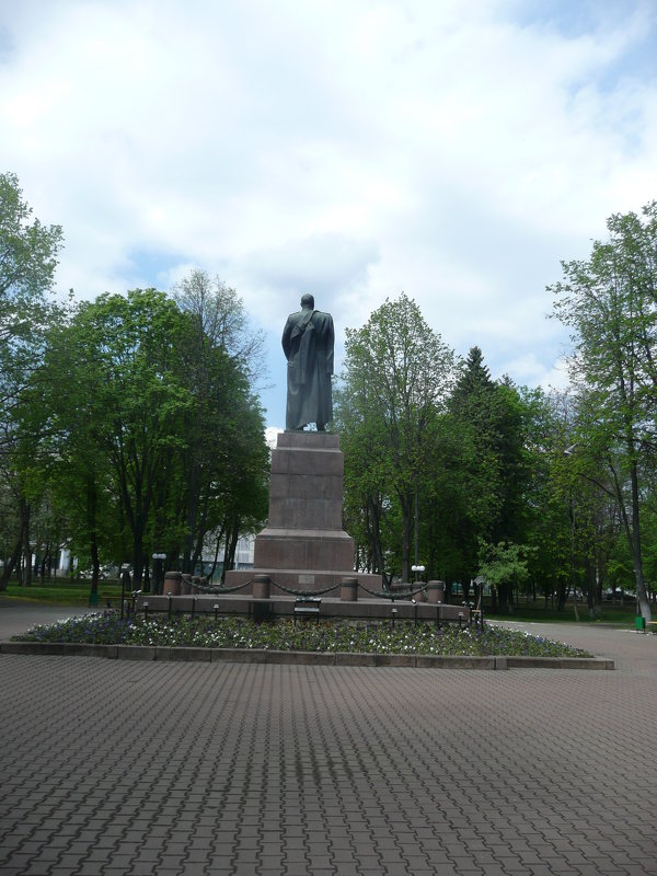 В сквере генерала Гуртьева - Владимир Федотов 