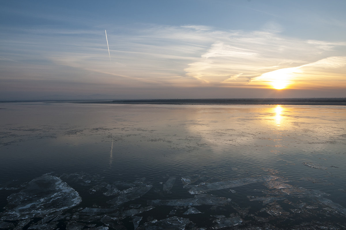 Закатное настроение и осенний ледоход на реке Амур - Виктор Алеветдинов