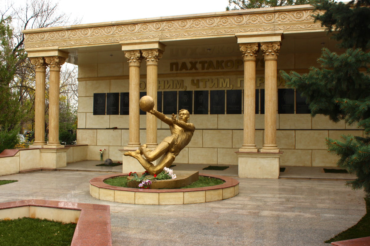 Памятник футбольной команде Пахтакор - Светлана 