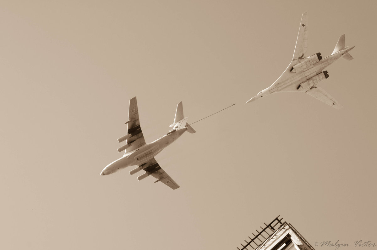 Заправка стратегического бомбардировщика в воздухе - Виктор Мальгин