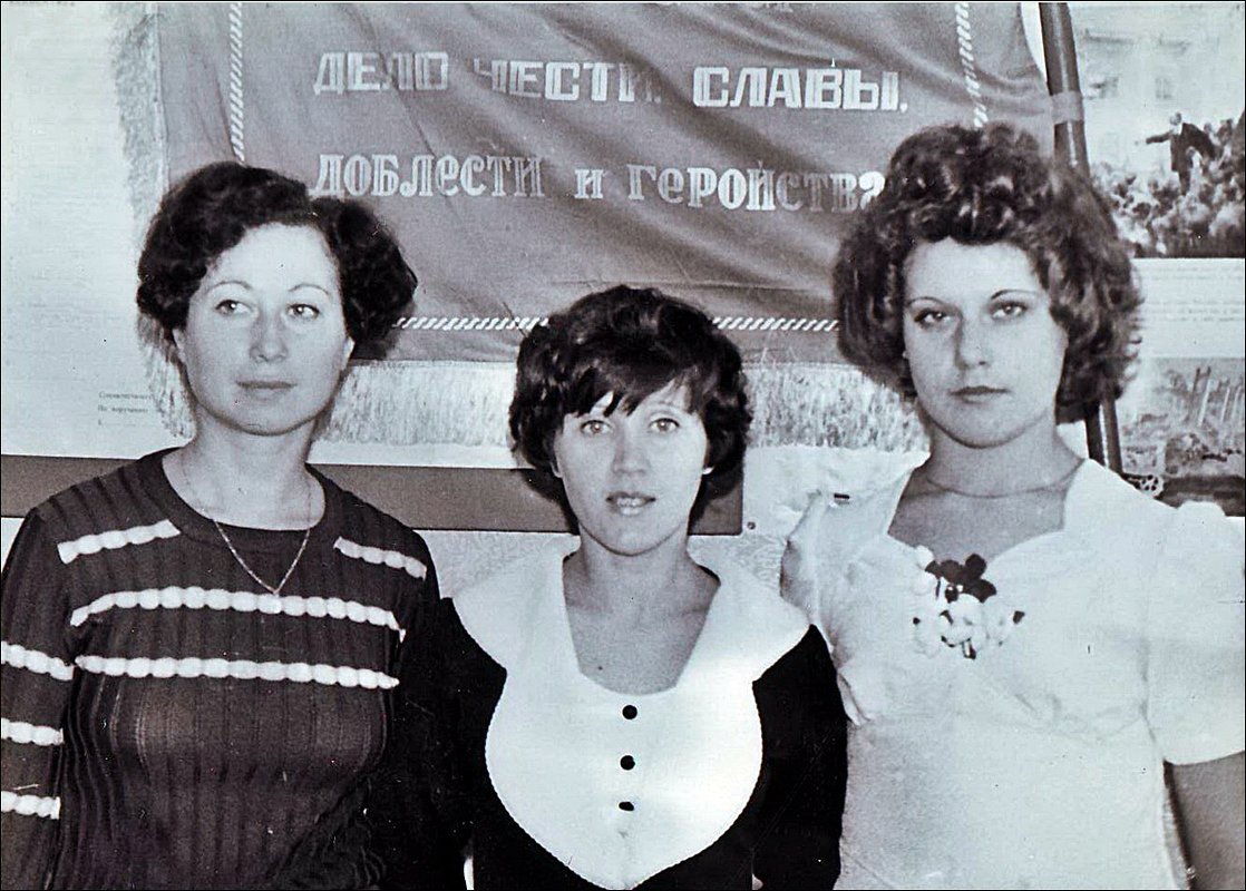 Победители соц. соревнования получили переходящее красное знамя. 1977 год - Нина Корешкова