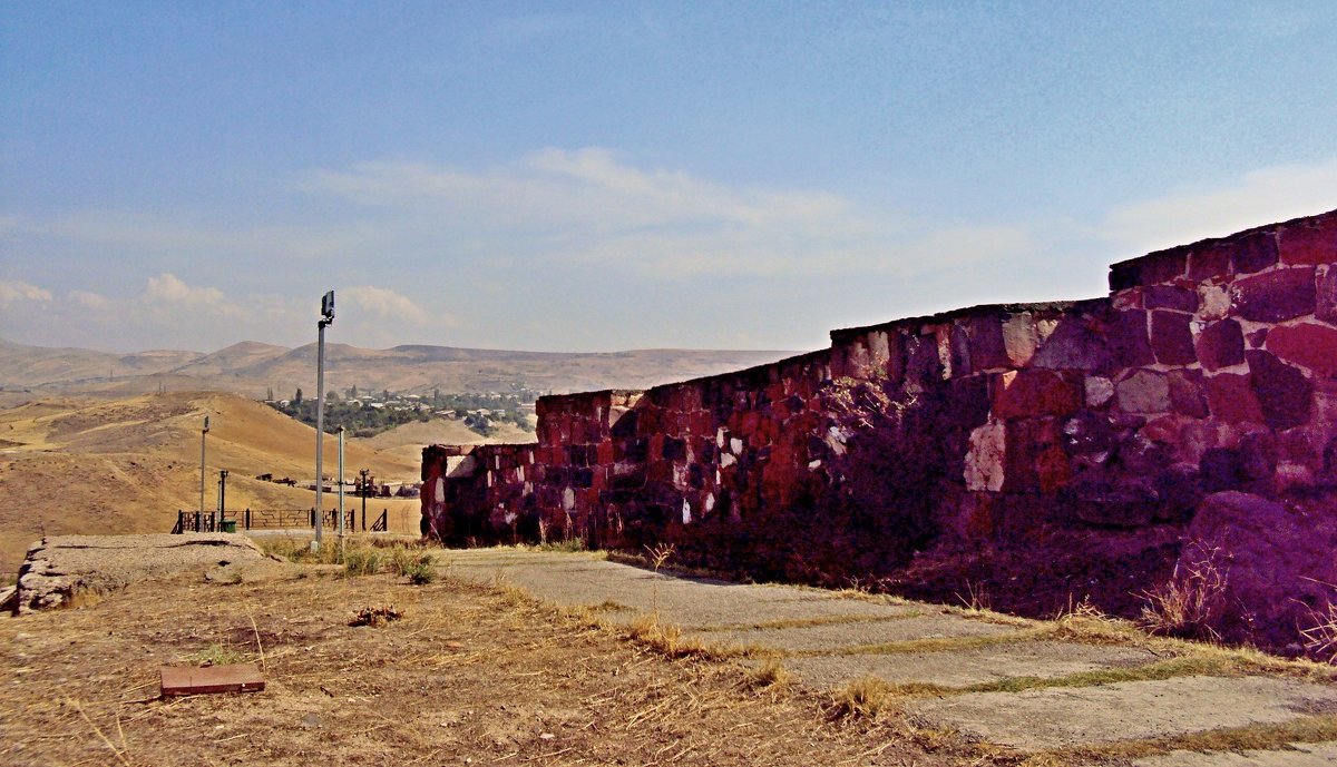 Древняя крепость Эребуни в Ереване на холме Арин-Берд - Tata Wolf