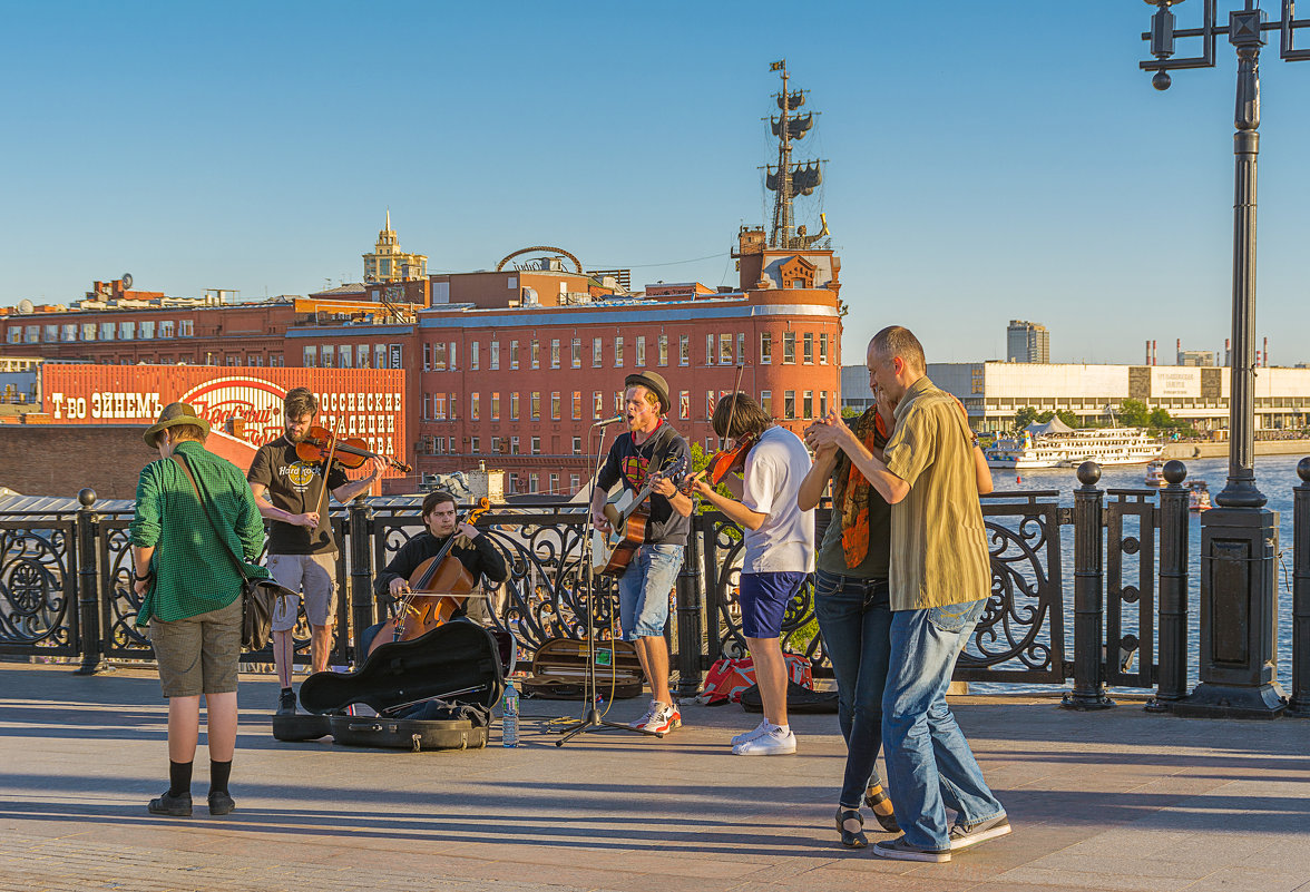 Прогулка по Москве,на Патриаршем мосту - Владимир Демчишин