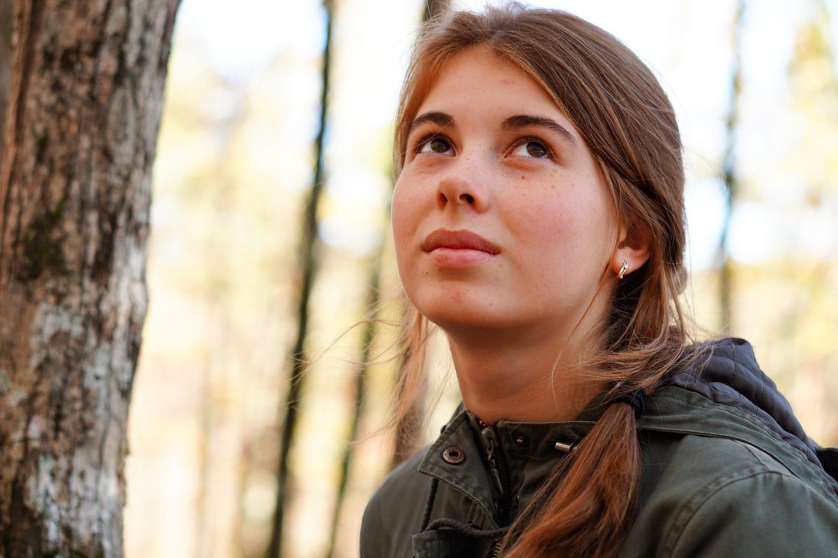 Портрет девушки в осеннем лесу - Андрей Майоров