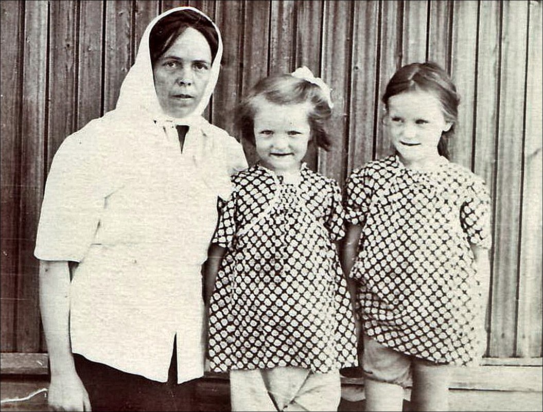 С племянницами.  1954 год - Нина Корешкова