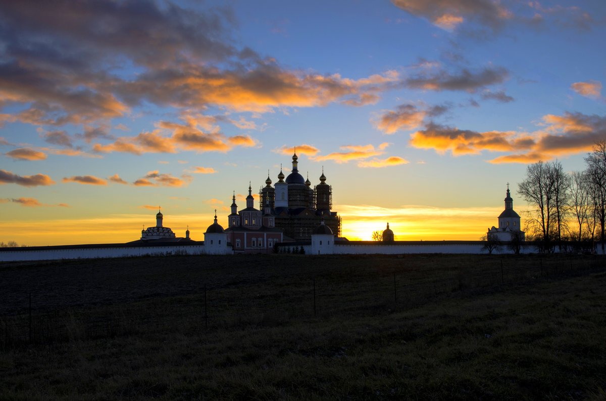 Свенский монастырь в лучах заходящего Солнца - Евгений Дубовцев