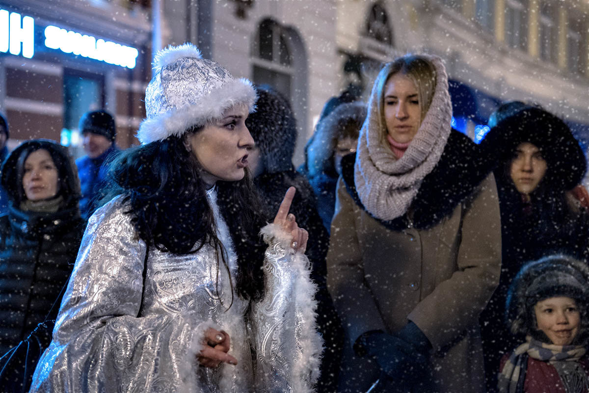 В ночь перед Рождеством девушки гадают, колечко в пшено они опускают... - Ирина Данилова