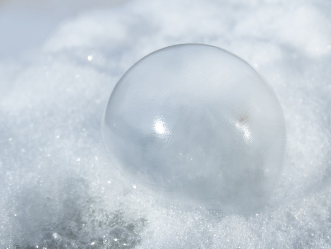 Мыльный пузырь на снегу - Вера Бережная 