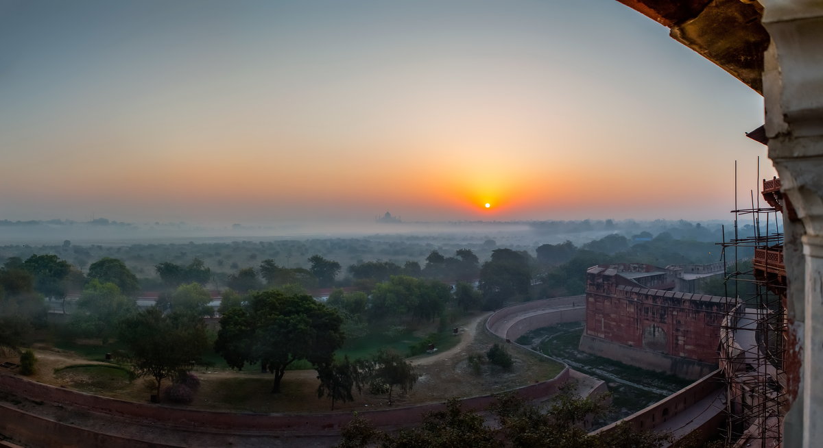 Индия.Вид на Тадж-Махал со стен Красного форта (резиденции Падишаха) .Утро - юрий макаров