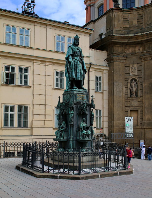 Памятник Карлу IV возле Карлова моста на Площади Крестоносцев с Красной Звездой. - Александр TS