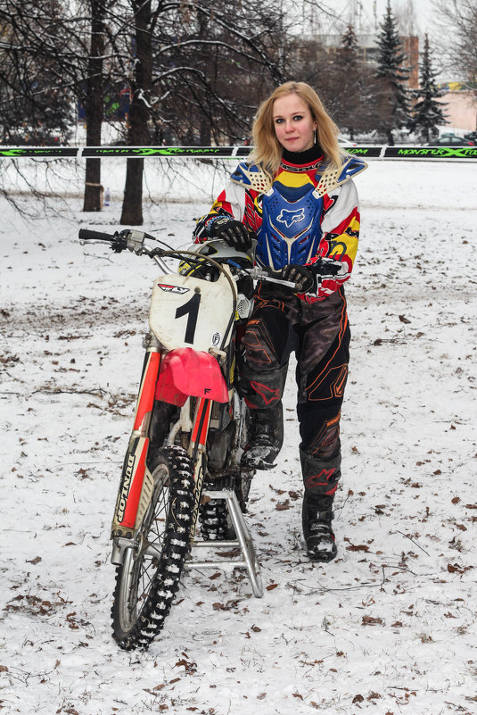 Девушка и мотоцикл - Валерия Потапенкова