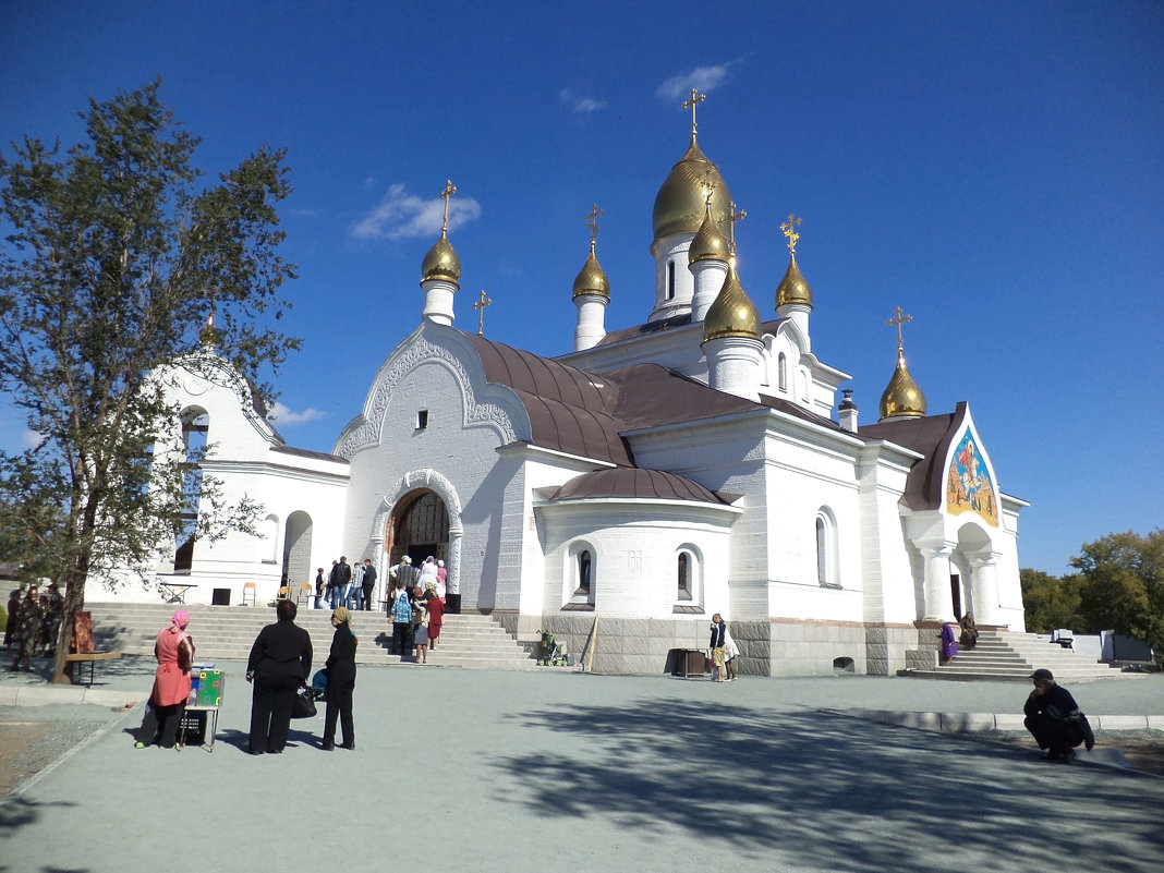 Во дворе храма - Евгений Алябьев