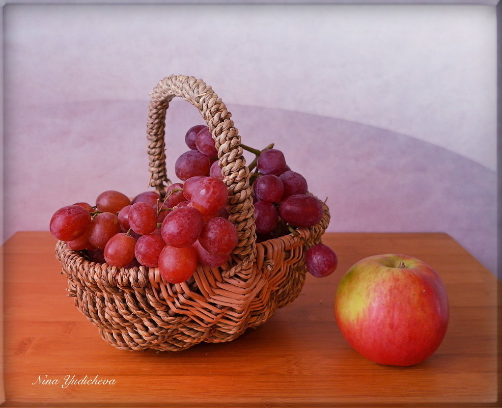 Корзинка с виноградом и яблоко - Nina Yudicheva