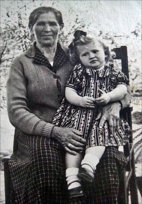 Бабушка Груня и внучка Любочка. 1954 год - Нина Корешкова