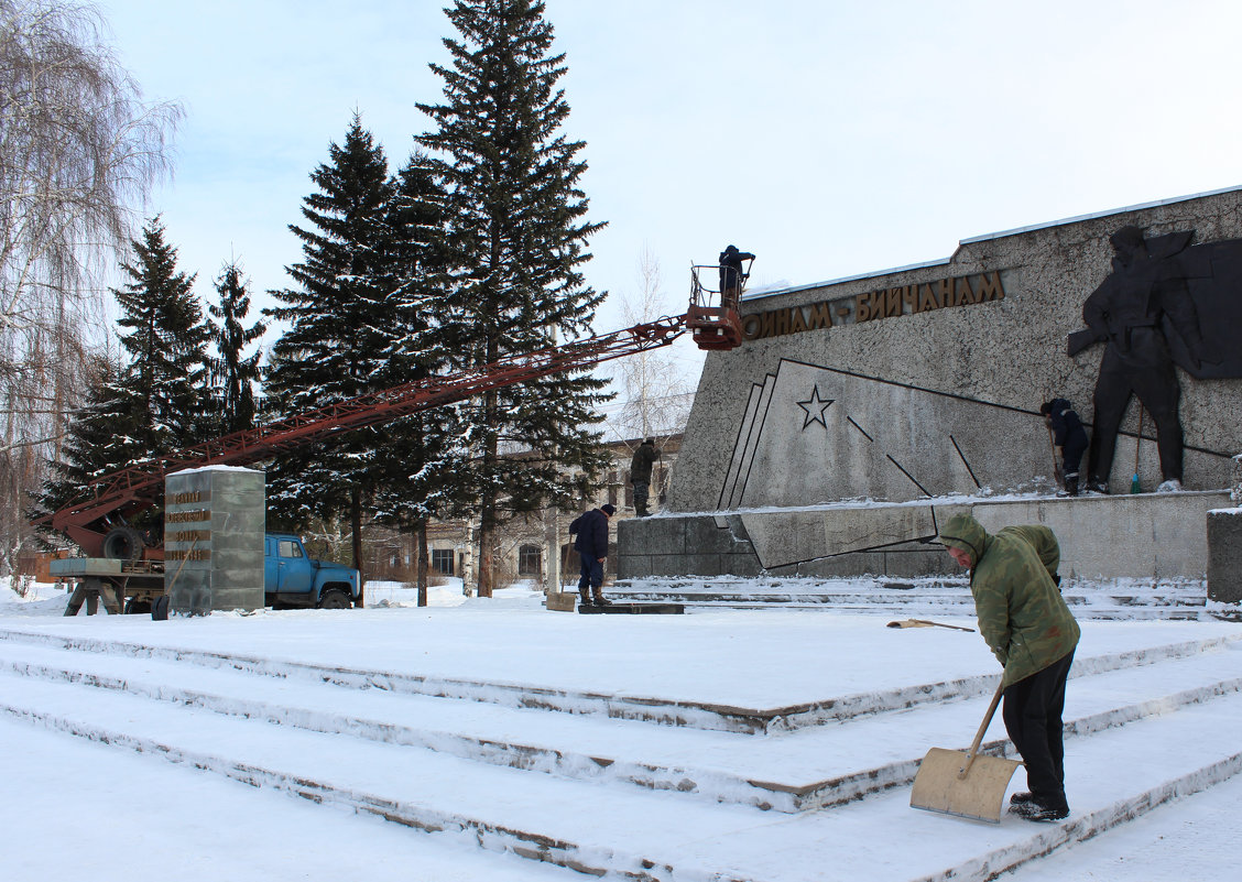Уборка памятника перед праздником - Tatyana Zholobova
