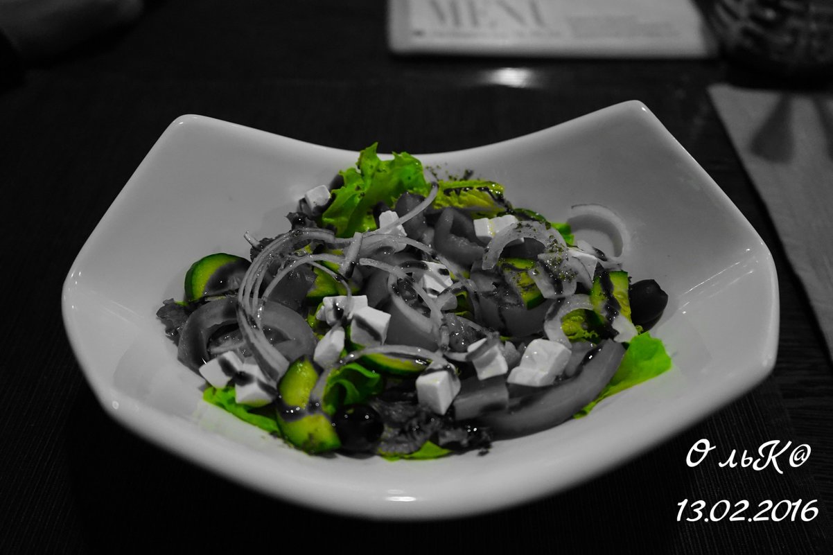 Черно-бело-зеленый греческий салат - Olka 