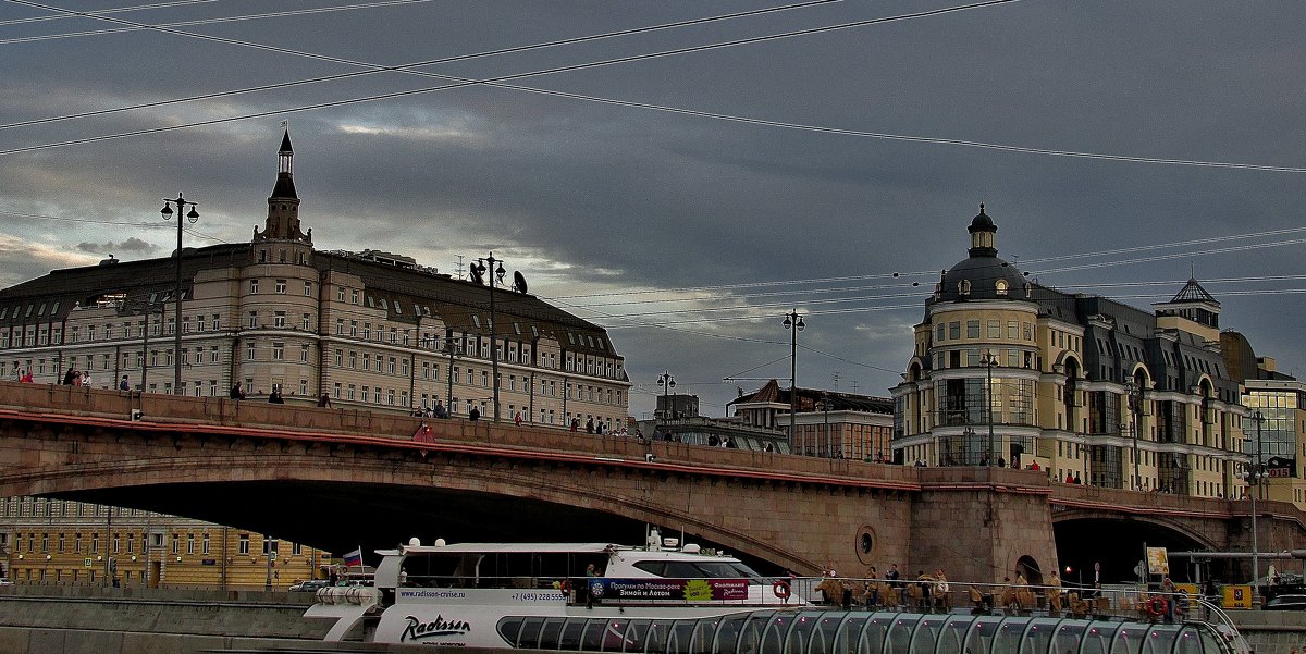 мост, речной трамвай и сумеречный свет ... - Владимир и Ир. Кв.