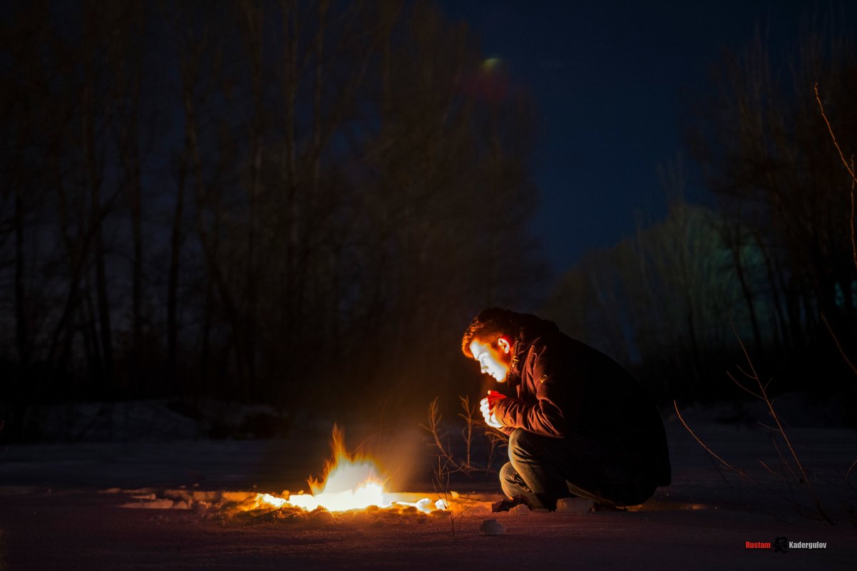 Месяц в небе ярко светит, На душе сплошной мажор. Всё сбылось, как я наметил. Речка, вечер и костёр. - пейзажист 