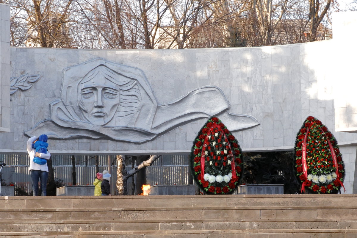 23 февраля, у мемориала - Леонид 