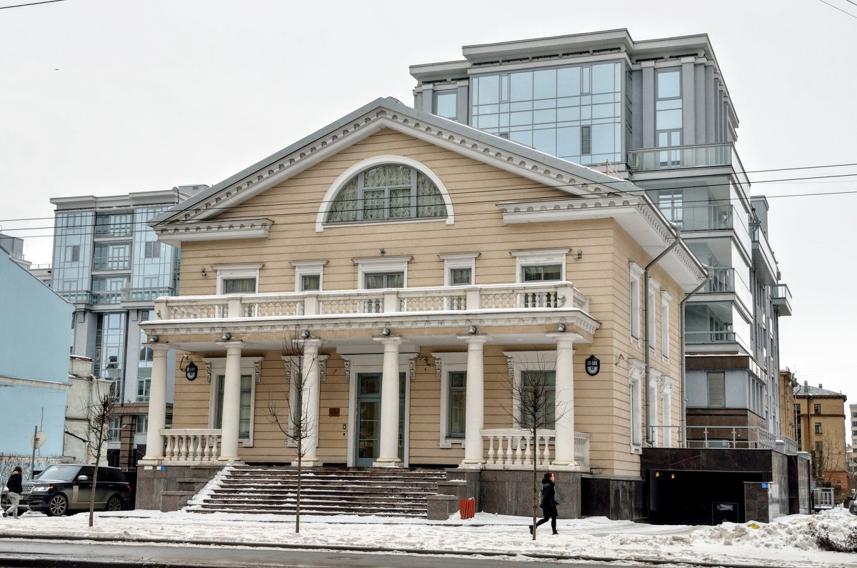 Современный жилой дом на месте бывшей дачи архитектора А. Н. Воронихина - Юрий Тихонов